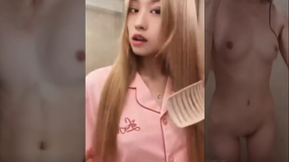 คลิปหลุด  ว่าที่ดาวคณะคนสวยเอวบางร่างน้อย ดนแฟนหนุ่มจอมหื่นหลอกมาดูหนังที่หอพัก ป้อนควยให้อมแล้วขย่มเย็ดหีน้อยๆจนน้ำแตก